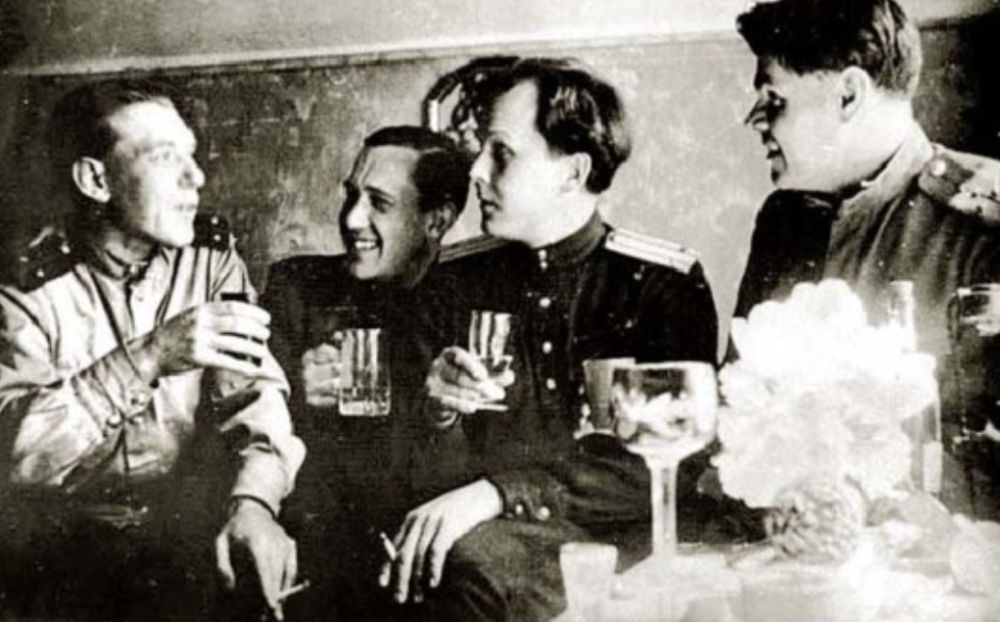 Твардовский (в центре) 9 мая 1945 года в Тапиау