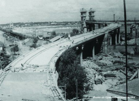 Восстановленный мост в Кременчуге и начало строительства Крюковского моста