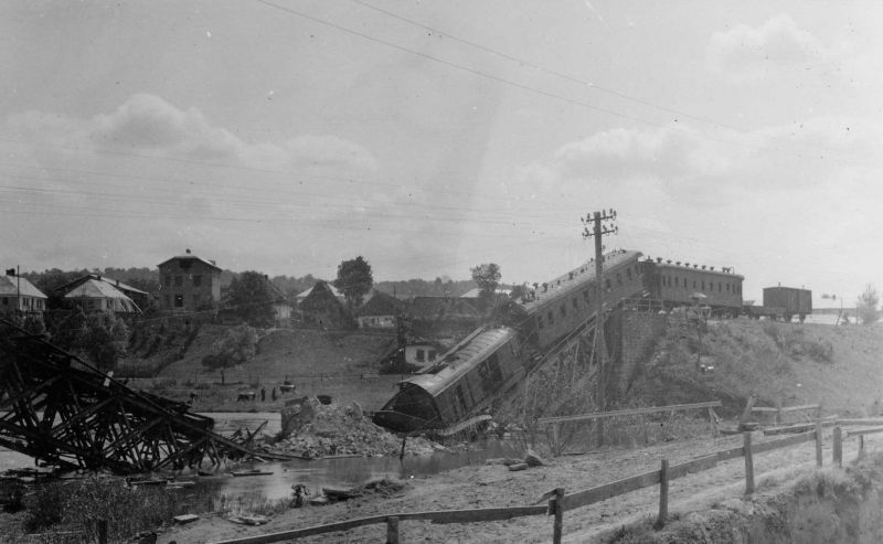 Разрушенный мост и разбитый поезд на станции Теребовля