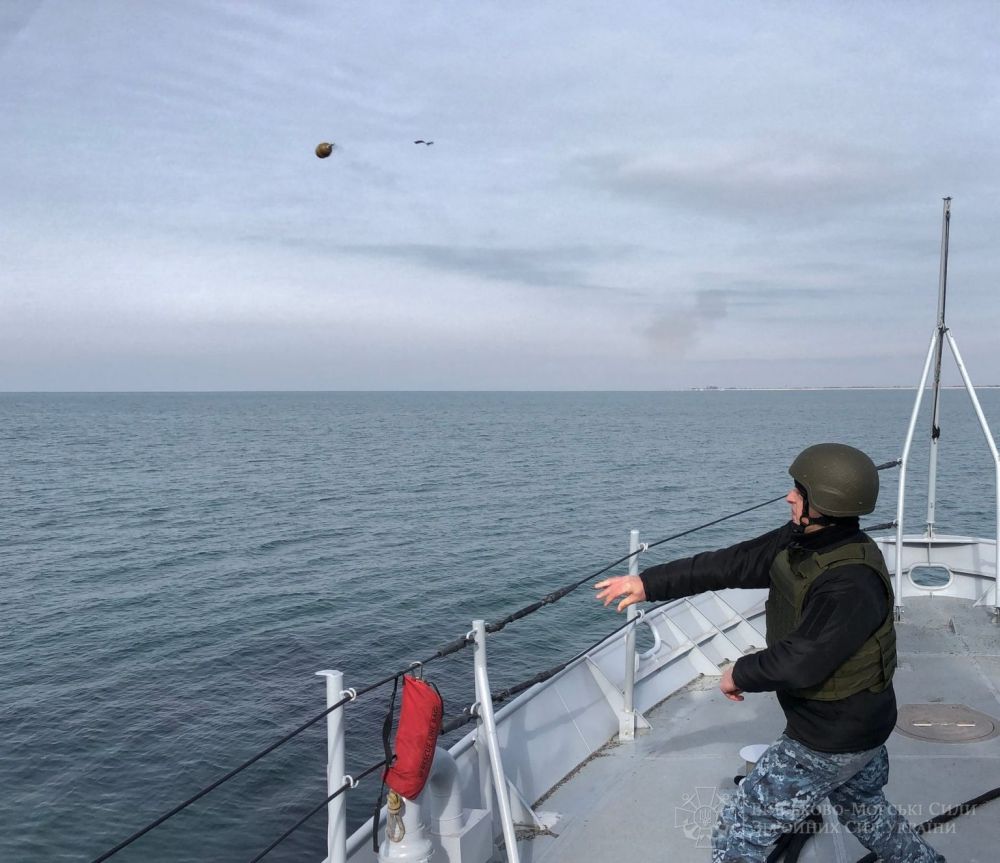 Украинский моряки обучаются отбиваться гранатами