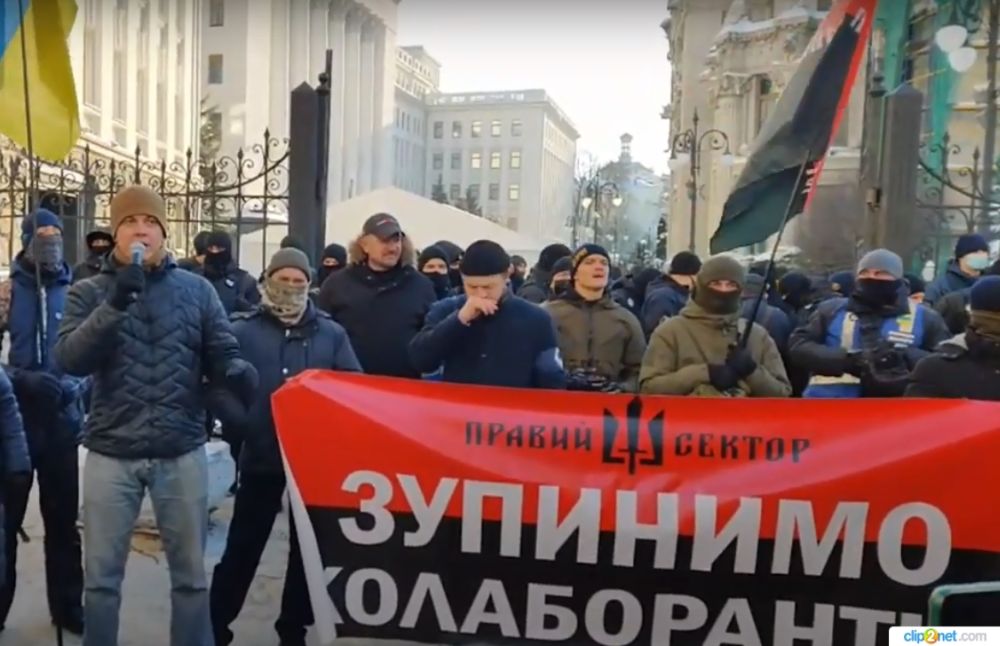  Представители «Правого сектора» и других националистических группировок пришли на митинг под здание Офиса президента, где в это время должно было проходить заседание Совета национальной безопасности и обороны Украины