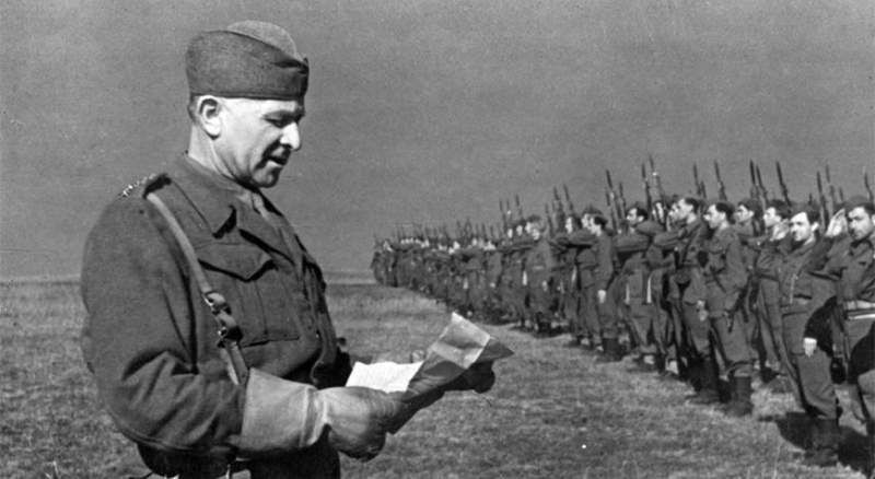 Людвик Свобода перед 1-м Чехословацким отдельным батальоном