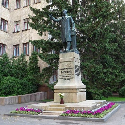 Памятник Василию Каразину возле Харьковского национального университета