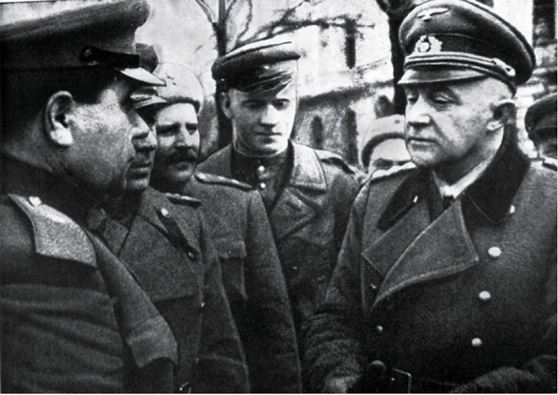 Сдавшийся в плен Отто фон Ляш (справа) среди советских офицеров