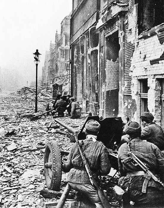 Советские артиллеристы на одной из улиц Бреслау