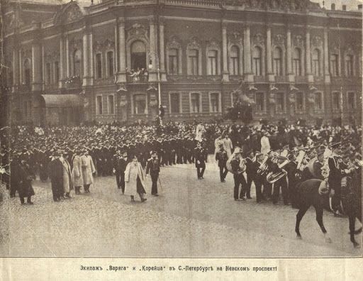 Экипажи «Варяга» и «Корейца» проходят по Невскому проспекту в Петербурге