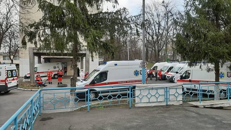 Очередь «скорых» на госпитализацию больных COVID-19 у 9-й горбольницы Киева