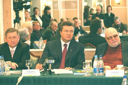 На встрече представителей интеллигенции Украины с В. Януковичем. Киев, отель «Киев», март 2006 г. (Е. Кушнарёв слева в кадре). Фото автора