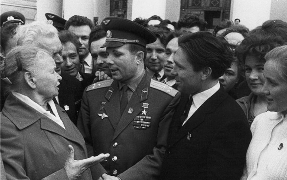 Юрий Гагарин с делегатами и гостями XX съезда комсомола Украины перед колоннами Октябрьского дворца. 1966 г.