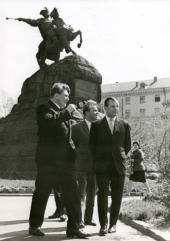Ю.А. Гагарин у памятника Богдану Хмельницкому. Киев, апрель 1966 г.