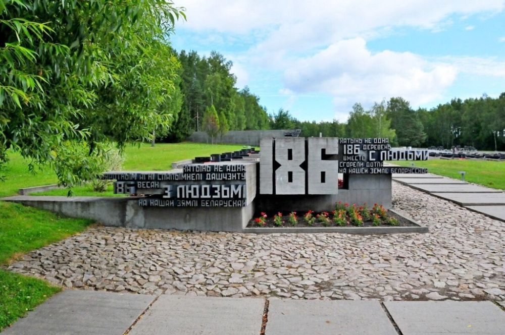 Часть мемориального комплекса «Хатынь» – кладбище сожжённых фашистами и их пособниками (в том числе, и украинскими) деревень