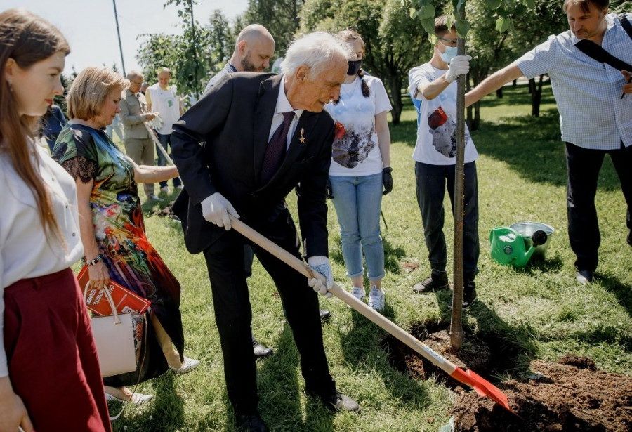В севастопольском Парке Победы растёт высаженный Лановым миндаль