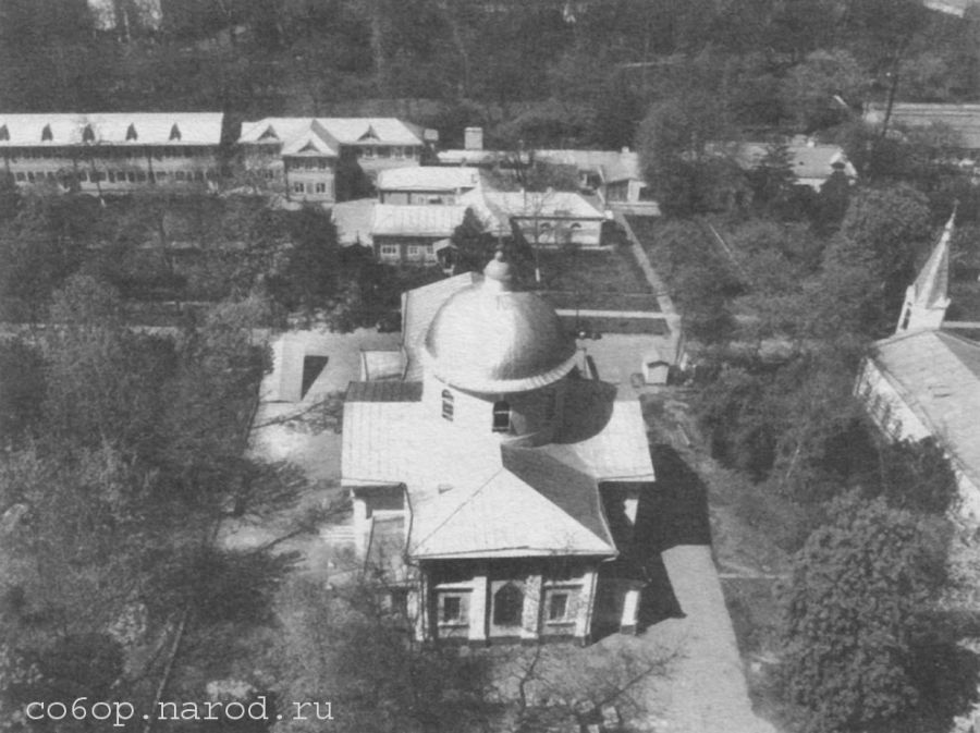 Одесский Свято-Успенский мужской монастырь. Фото военных лет и современное. Видна колокольня, построенная при Владыке Никоне