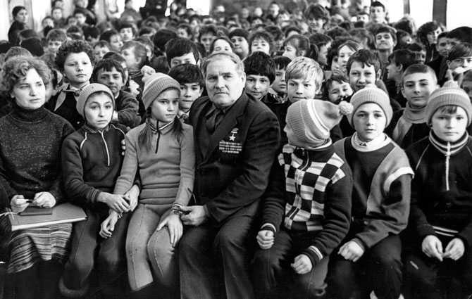 Герой Советского Союза Михаил Девятаев на встрече с детьми