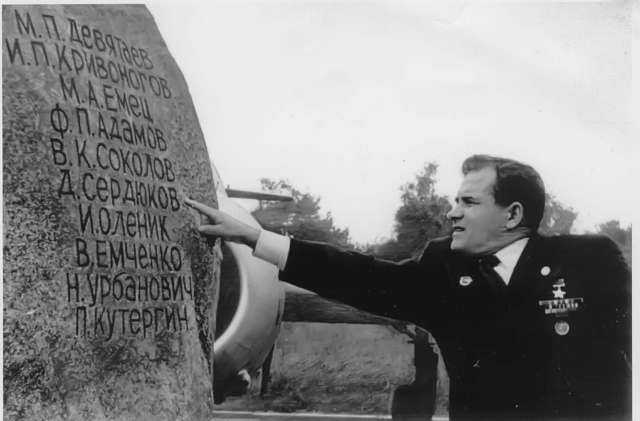  Михаил Девятаев возле обелиска в Пенемюнде