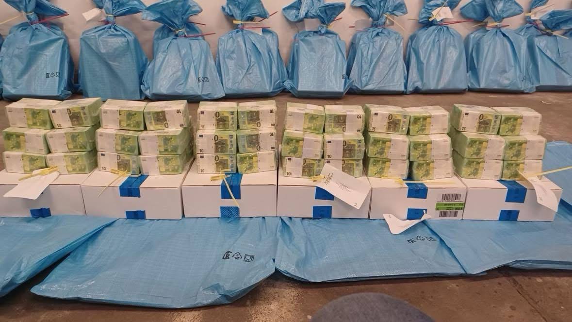 Миллионы евро и долларов и золото из автомобилей Ощадбанка