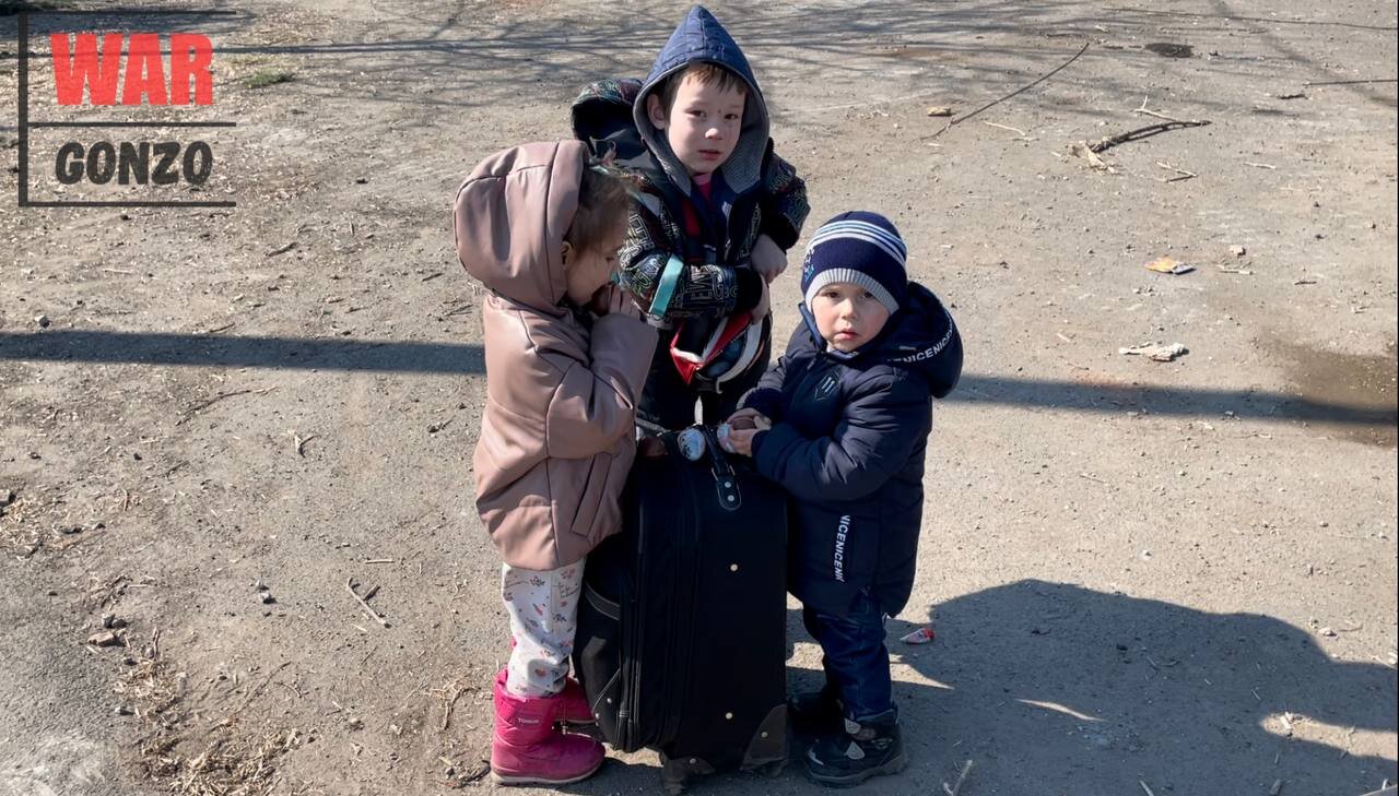 Вот таких серьёзных мариупольских малышей встретил в начале апреля 2022 года военкор Семён Пегов и угостил сладостями