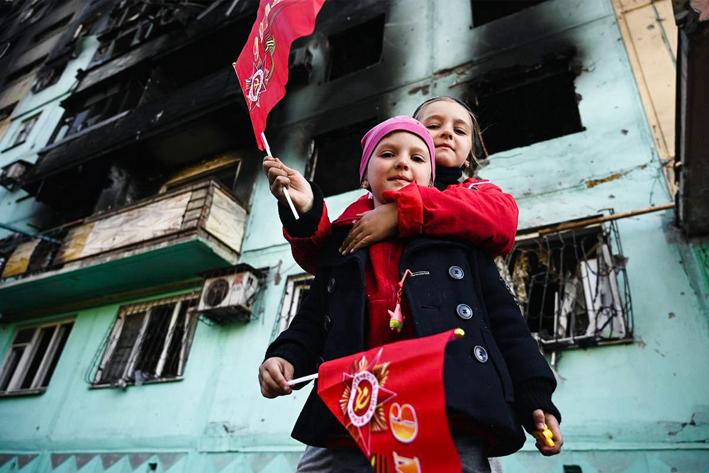 Первый день Победы в освобождённом Мариуполе
