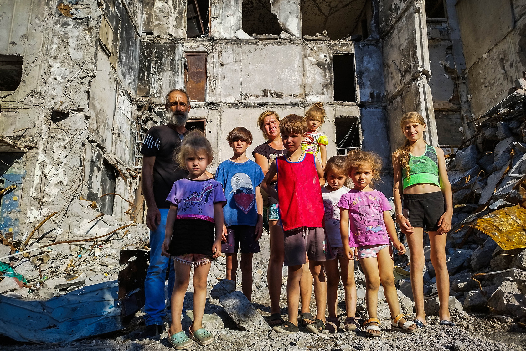 В этой мариупольской семье семеро детей. Родители пытались вывезти их из обстреливаемого города, но найти машину, где поместились бы разом девять человек, было невозможно. В итоге вся семья осталась под обстрелами. 