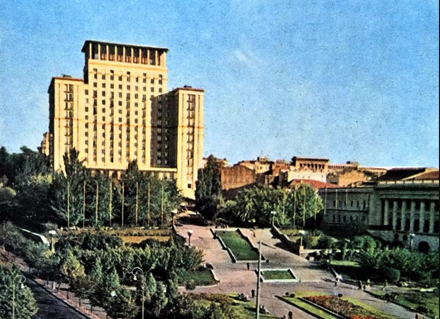 Гостиница «Москва» (ныне – «Украина») в центре Киева