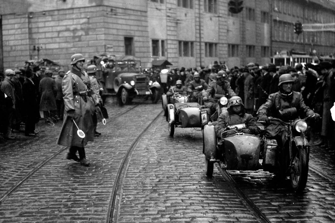 Немцы на улицах Праги.