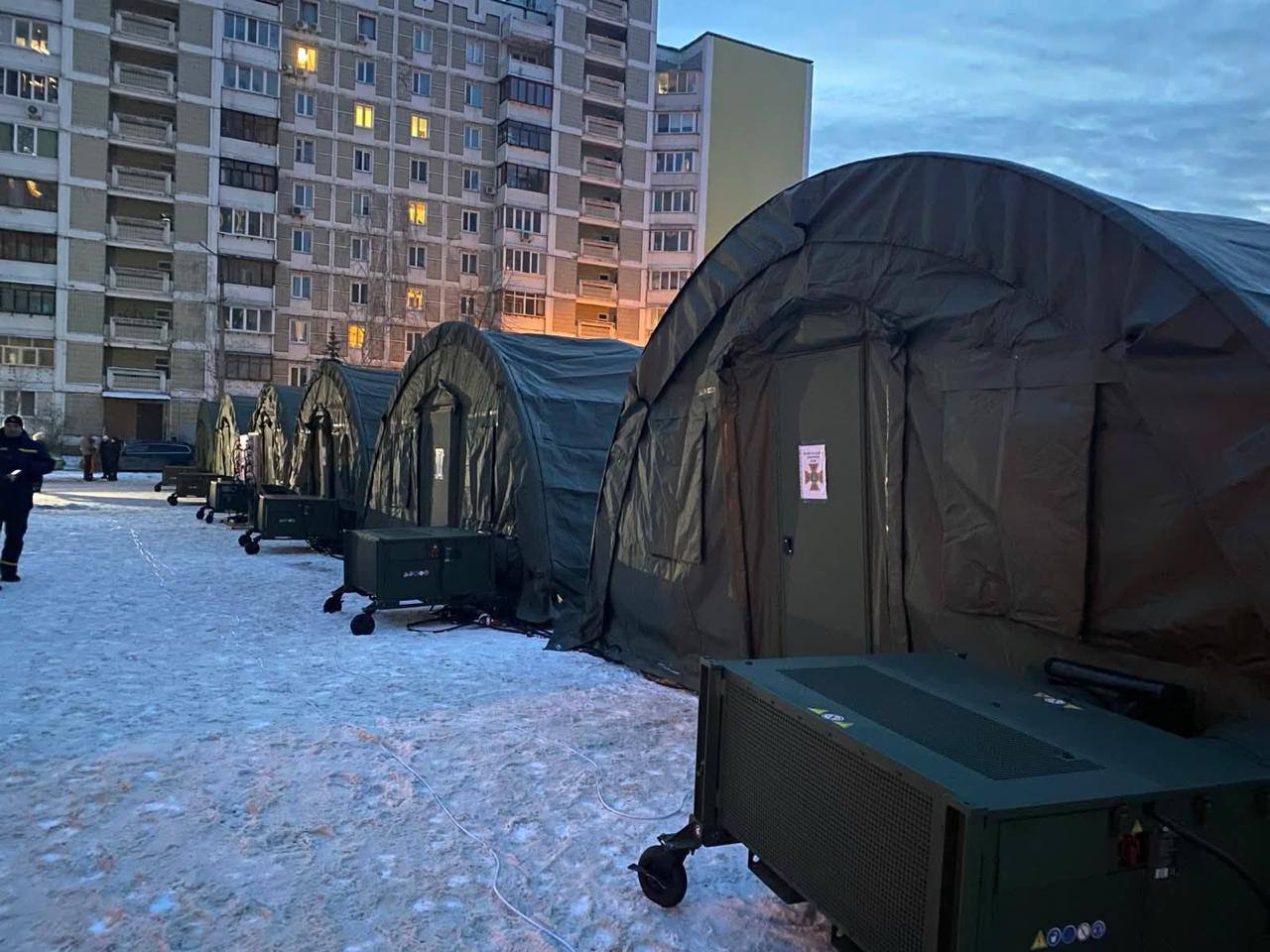 Рядом с палаточными городками для обогрева обещают установить и туалеты – канализация в многоэтажках замёрзла