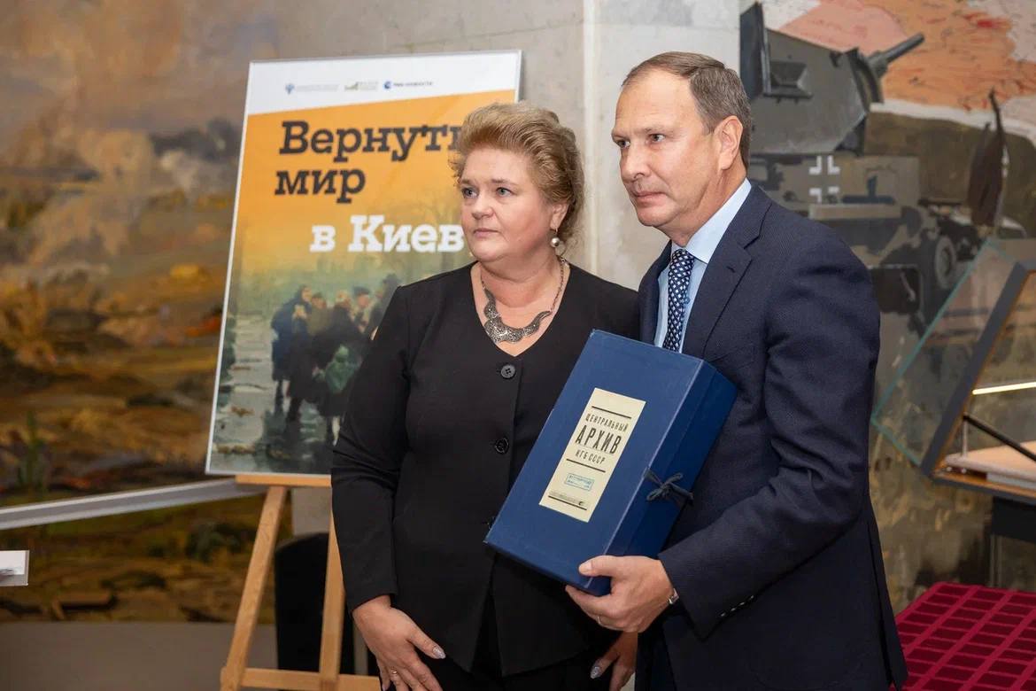 Передача рассекреченных материалов Киевского процесса над военными преступниками в Музей Победы