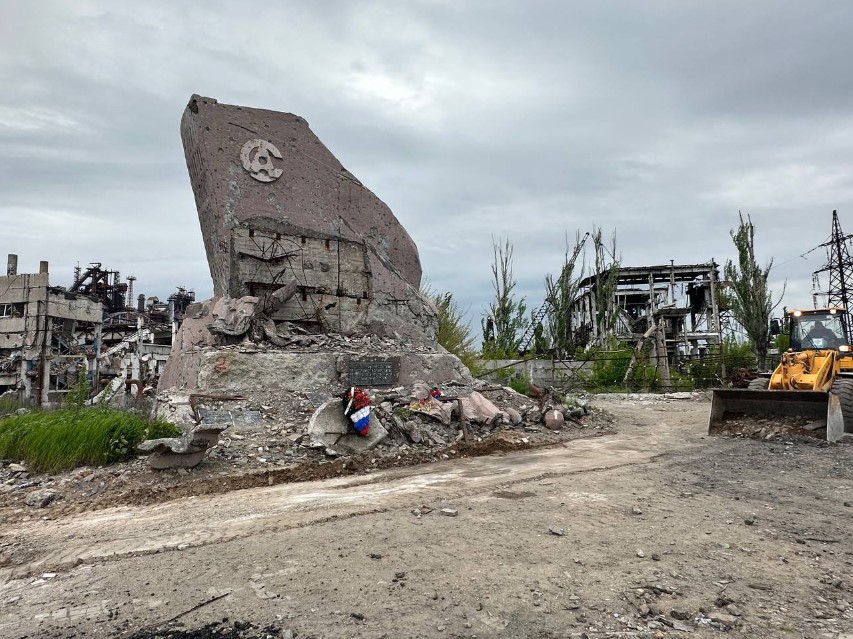 Такое впечатление, что фигуры азовстальцев с памятника ушли на фронт – на сей раз освобождать Мариуполь от украинских нацистов