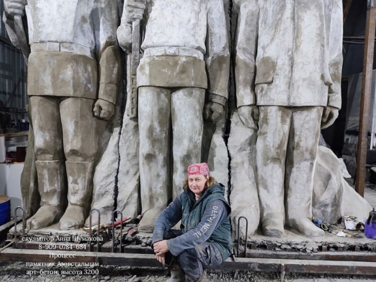 Автор проекта А. Шумакова. Образы героев монумента она воссоздавала по сохранившимся немногочисленным фотографиям 