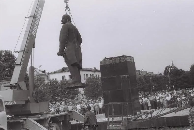 Первый памятник Ленина, снятый с пьедестала во Львовской области