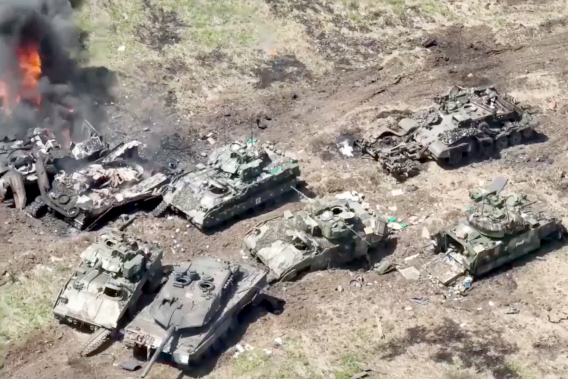 Кадры облетевшие весь мир в июньские дни. Подбитые БМП М2 Bradley ODS-SA и танк Leopard 2A6, которые были поражены огнём ВС России 9 июня. Фото @voin_dv