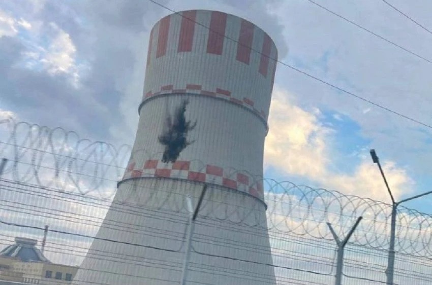 Башенная испарительная градирня действующего энергоблока № 6 Нововоронежской АЭС после удара дрона.