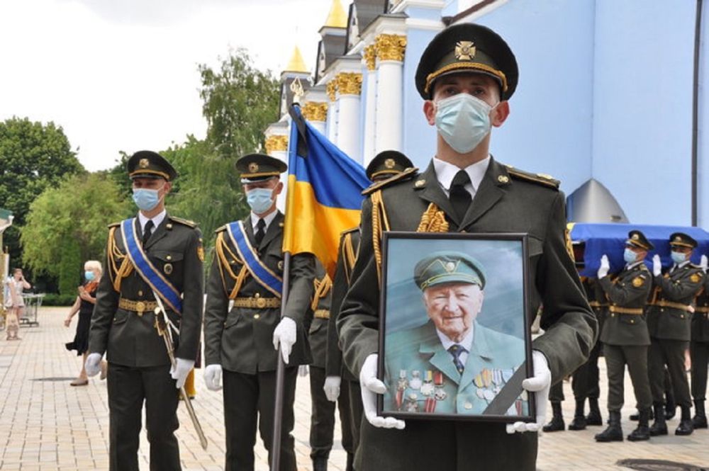 А это пышные похороны эсэсовца в Киеве с участием президентского полка