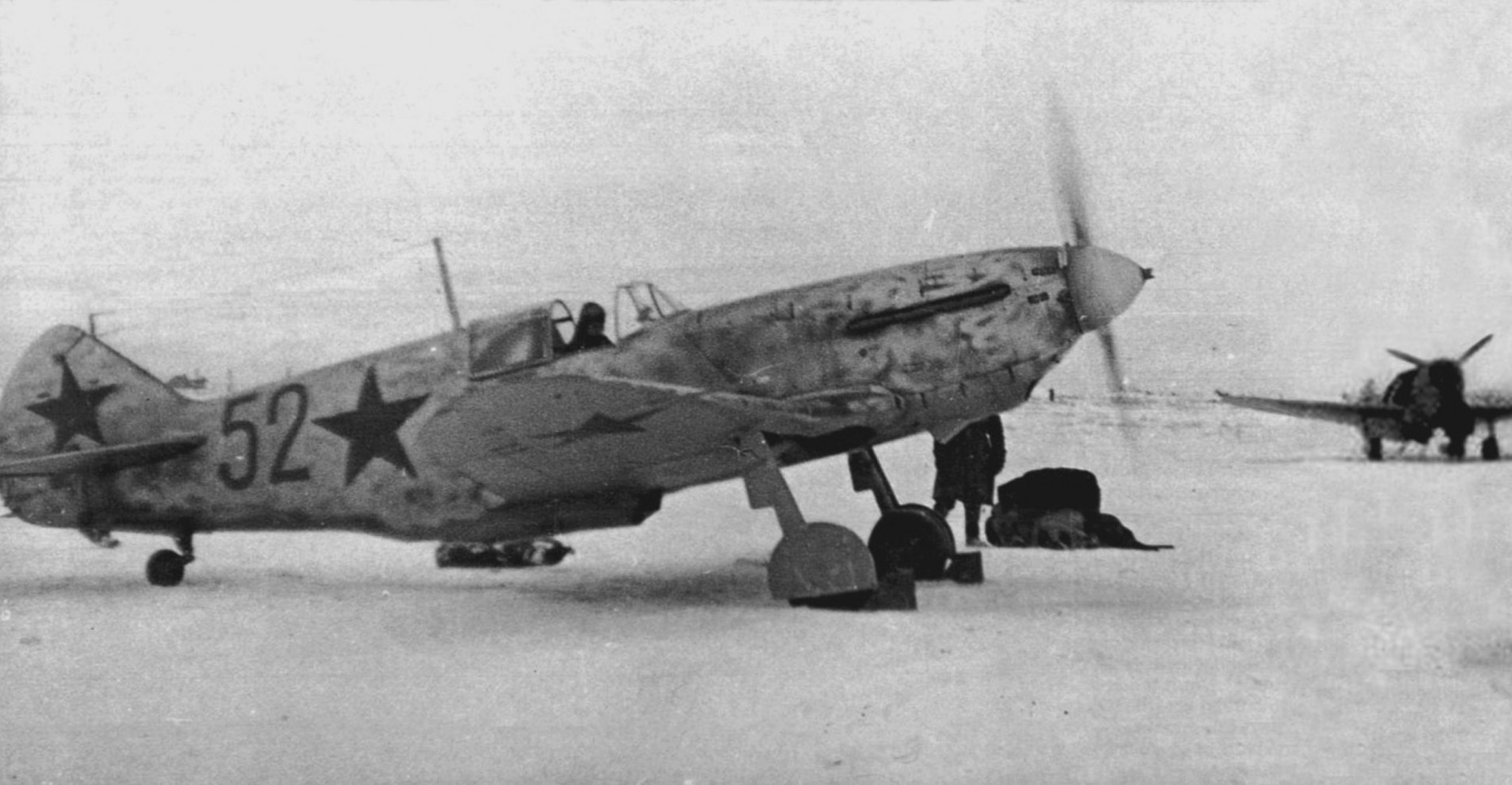 Истребитель ЛаГГ-3 35-й серии старшего лейтенанта Тихона Свиридовича Жучкова (1922 – 1987) из 3-го Гвардейского истребительного авиаполка ВВС Краснознаменного Балтийского флота на аэродроме. Зима 1942 – 1943 гг.