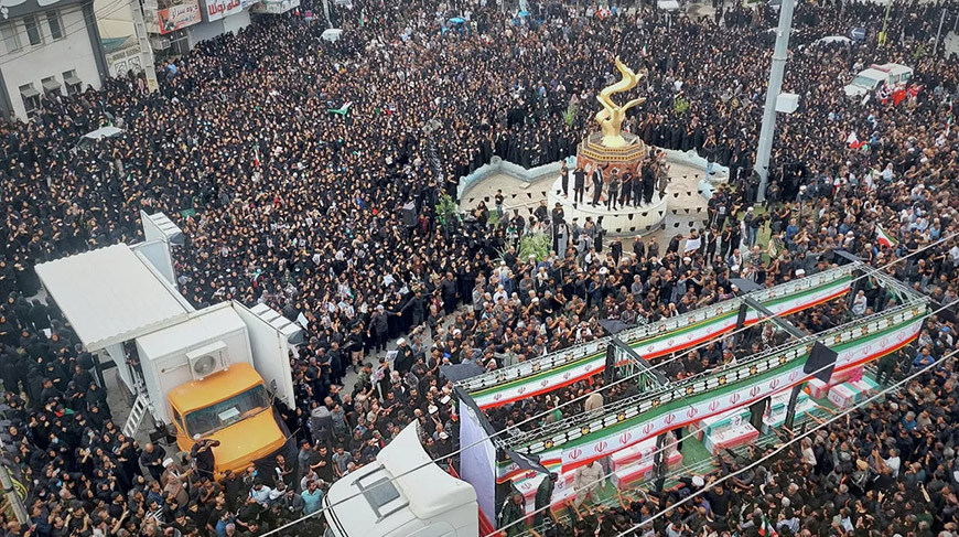 Тысячи человек на улицах Минаба, пришедших проститься с погибшими ученицами и преподавателями при ударе по начальной школе для девочек