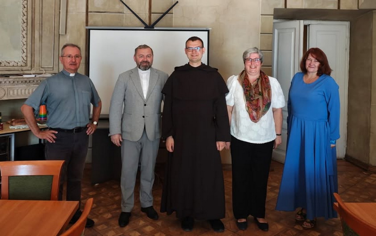 Гжегож Гавел в июле 2025 года (в центре). 