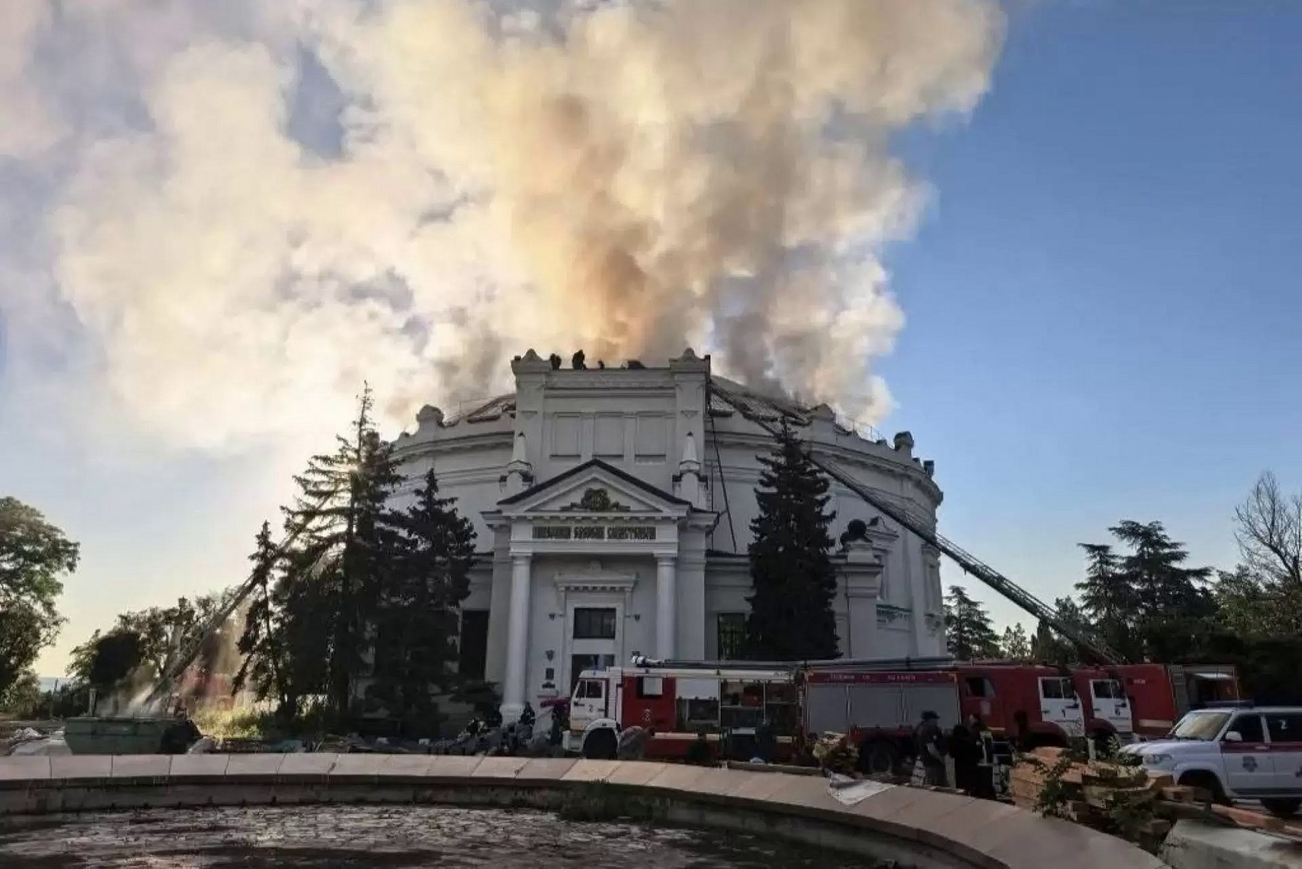 Здание музея-панорамы после удара беспилотника.