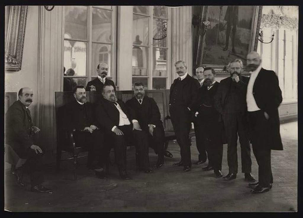 Группа депутатов Первой Государственной Думы во время совещания. 1906 г.