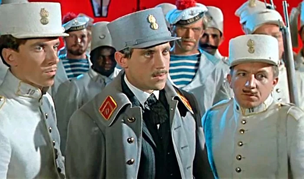 Кадр из фильма. Воронов в окружении французских интервентов