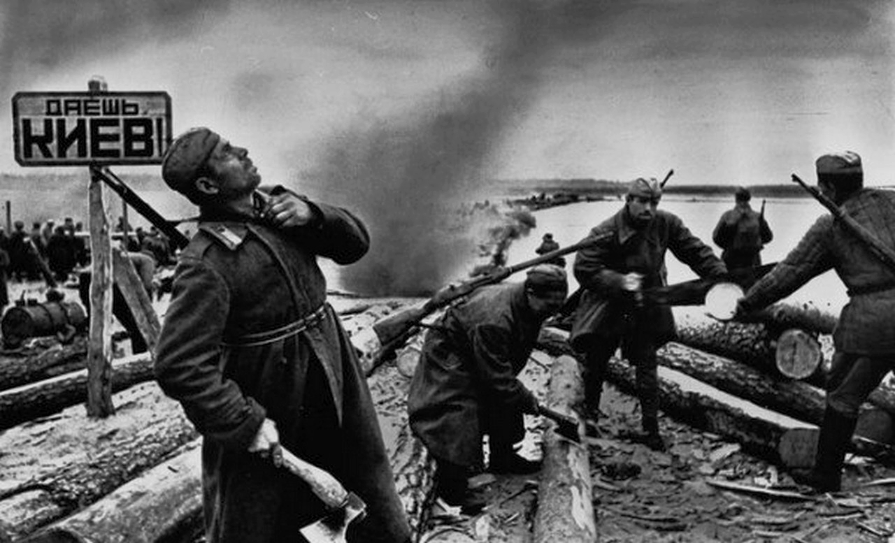 Форсирование Днепра на фотографии Халдея