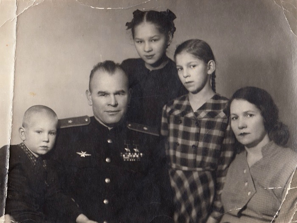 Авиатор Арсений Ворожейкин со своей семьёй