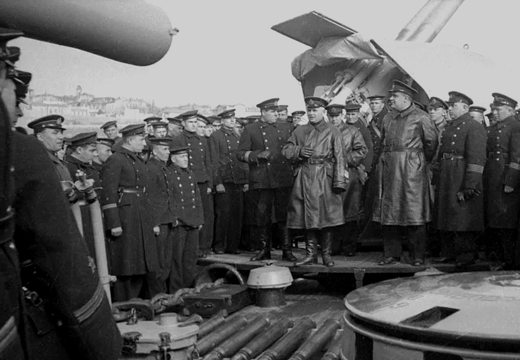 Адмирал Октябрьский выступает перед матросами и командирами Черноморского флота