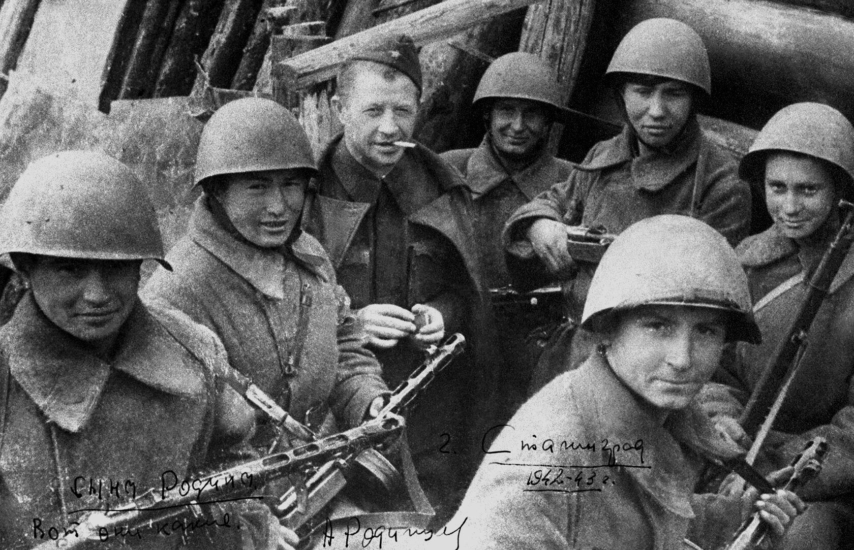 Генерал Родимцев (в центре) среди бойцов своей 13-й гвардейской дивизии