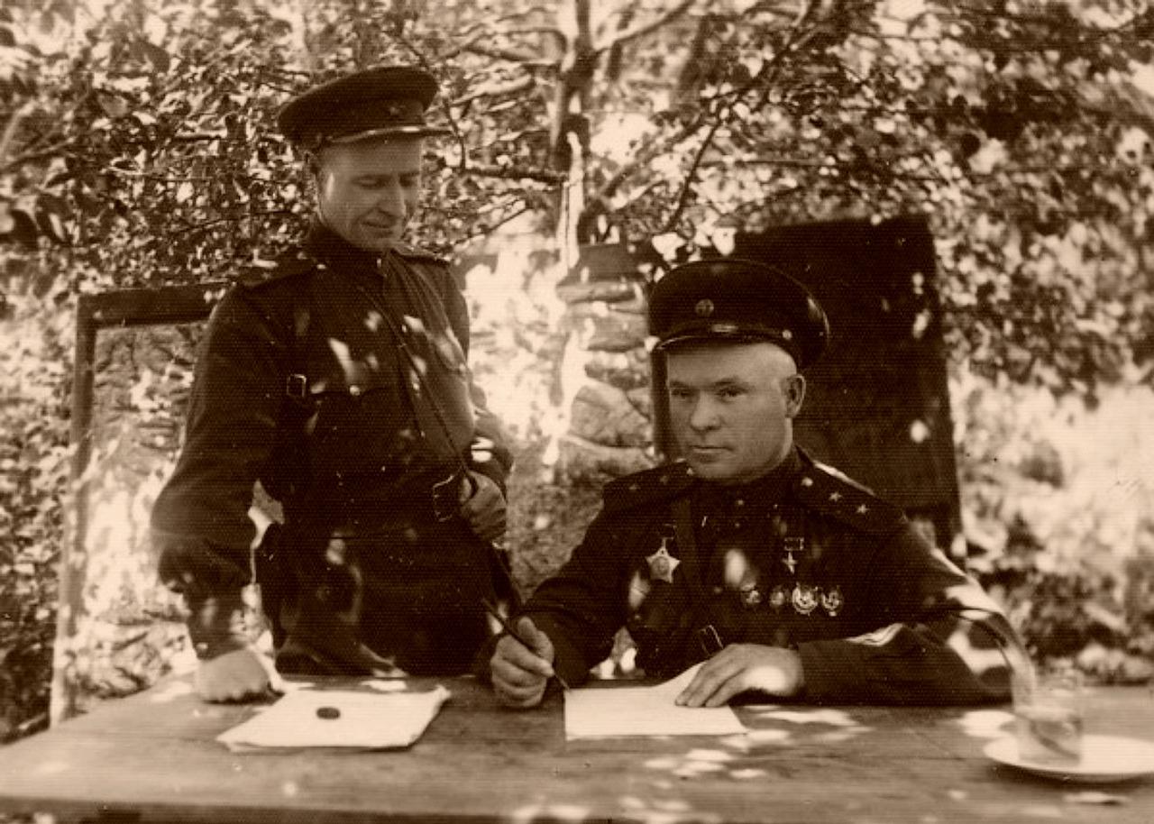 Генерал Дмитрий Лелюшенко во время штабного совещания