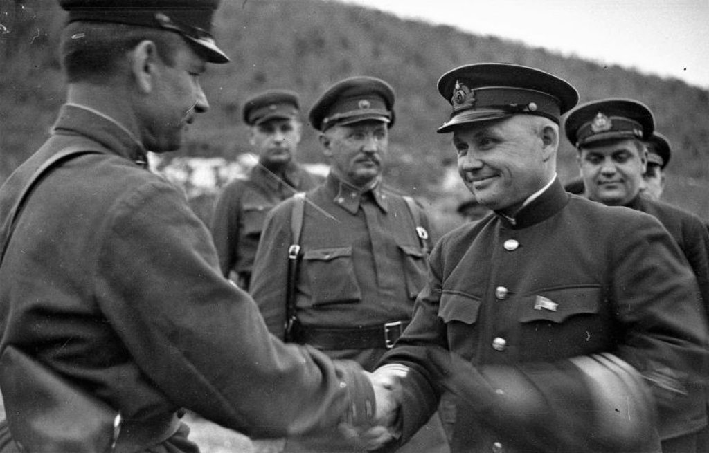 Командующий Черноморским флотом вице-адмирал Октябрьский  поздравляет военного комиссара 265-го артиллерийского полка Приморской армии батальонного комиссара Павла Сергеевича Проворного