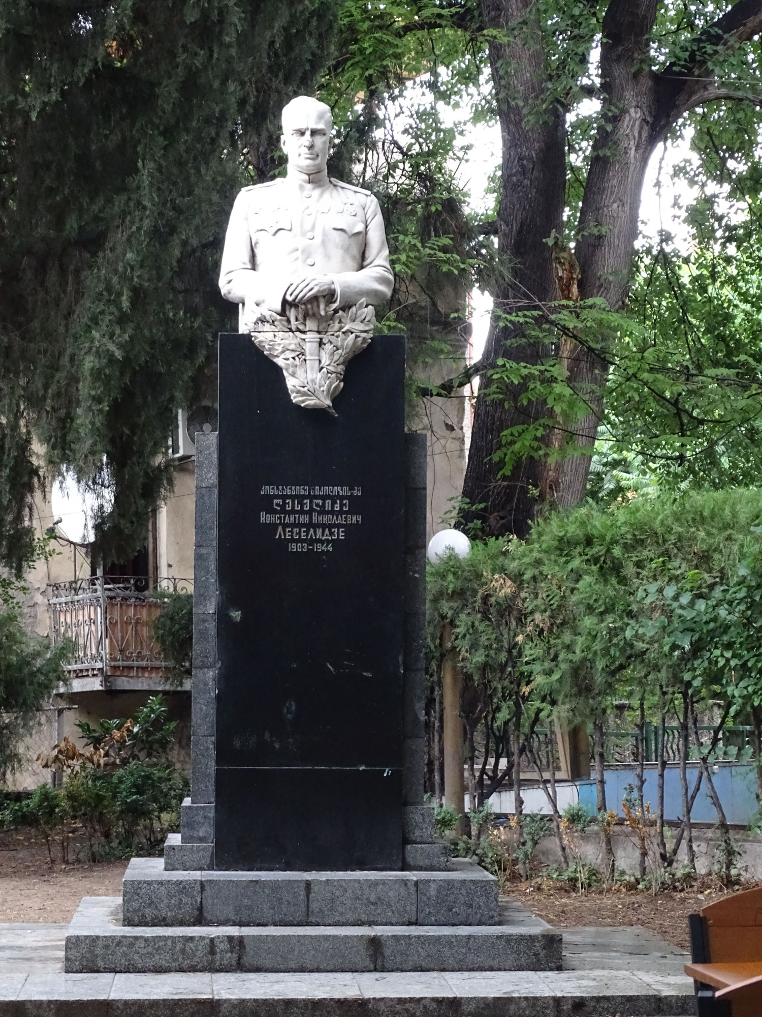 Памятник генералу Леселидзе в Тбилиси