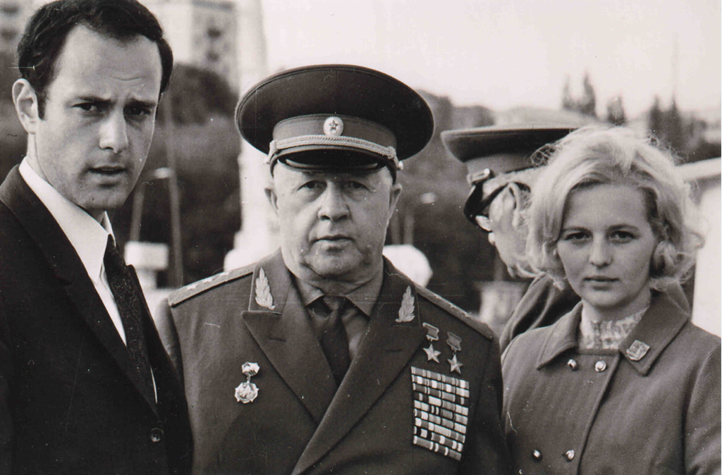Генерал Родимцев с сыном Ильёй и невесткой Ириной. Волгоград. 1972 год