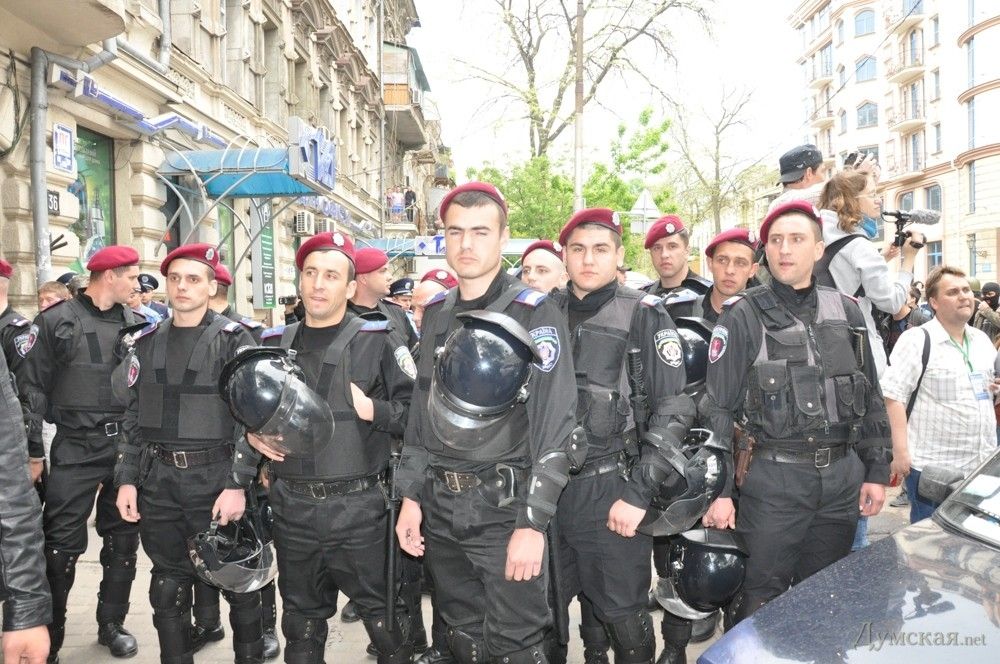 2 мая 2014 года. Милиция в районе Греческой улицы