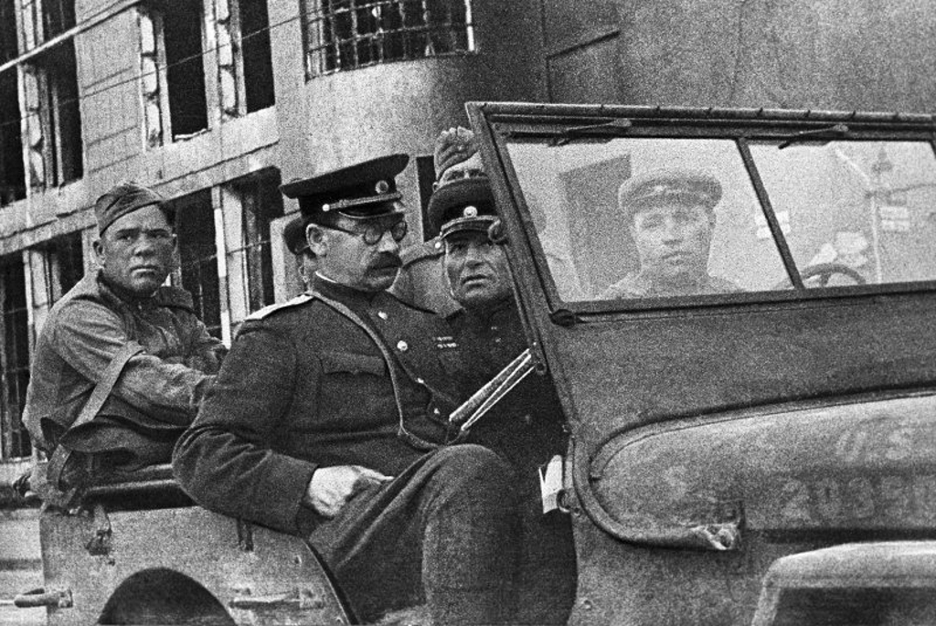 Командующий 5-й гвардейской танковой армией маршал бронетанковых войск Павел Алексеевич Ротмистров в освобожденном Витебске. 1944 год