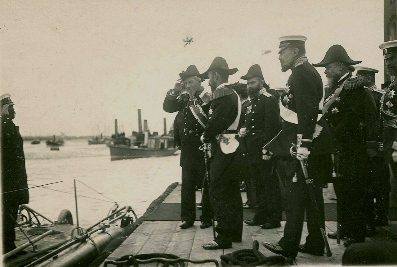 Николай II принимает доклад командира подводной лодки Дельфин. Дореволюционная фотография 